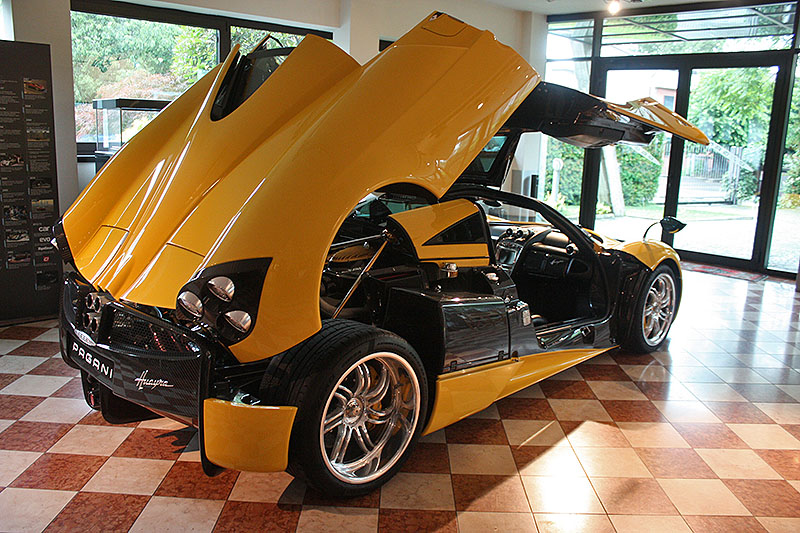 Pagani-Huyara-Giallo.jpg