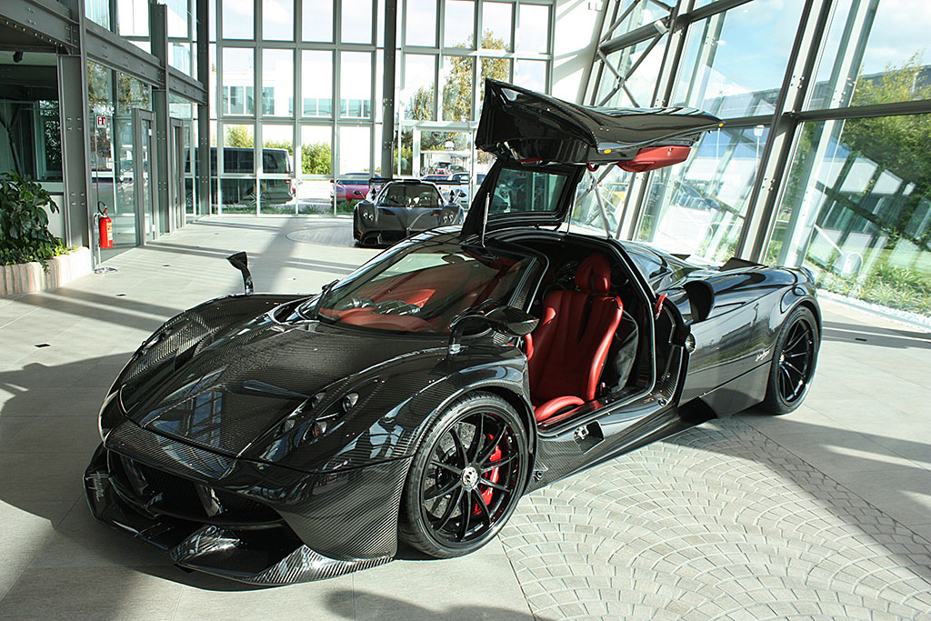 Pagani-Hyuara-Carbone.jpg