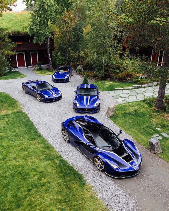 59c3df280e371_LaFerrariBleue.jpg.8c997e28e76bba72447bf167bceb465e.jpg