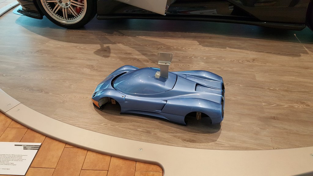 PaganiBleue.jpg