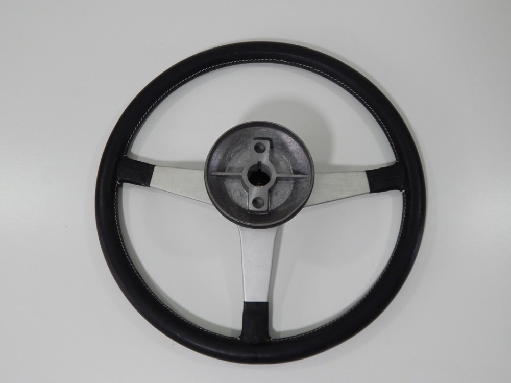 Ferrari-308-365-MOMO-Steering-Wheel-6.jpg