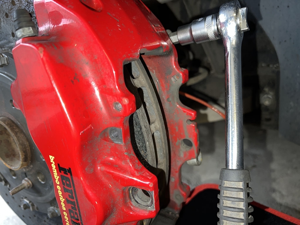 axes-etriers-ferrari-frein-demontage.jpg