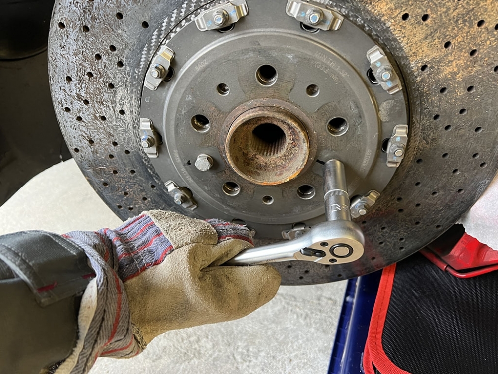 ecrous-disques-ferrari-freins-demontage.jpg