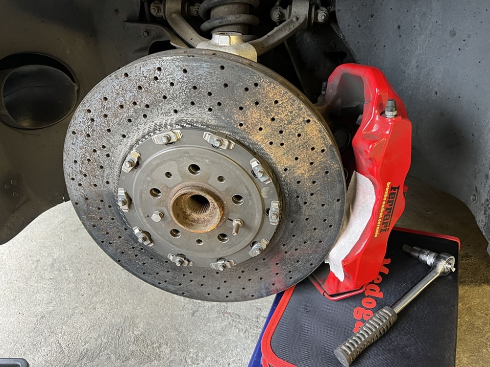 pression-hydraulique-conduite-rigide-ferrari-frein-demontage.jpg