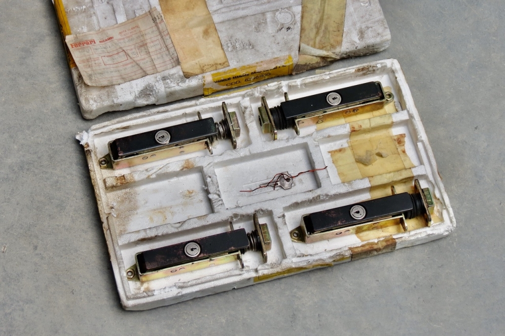 Ferrari_F40_Lock_Set_with_Key_62461100_1.jpeg