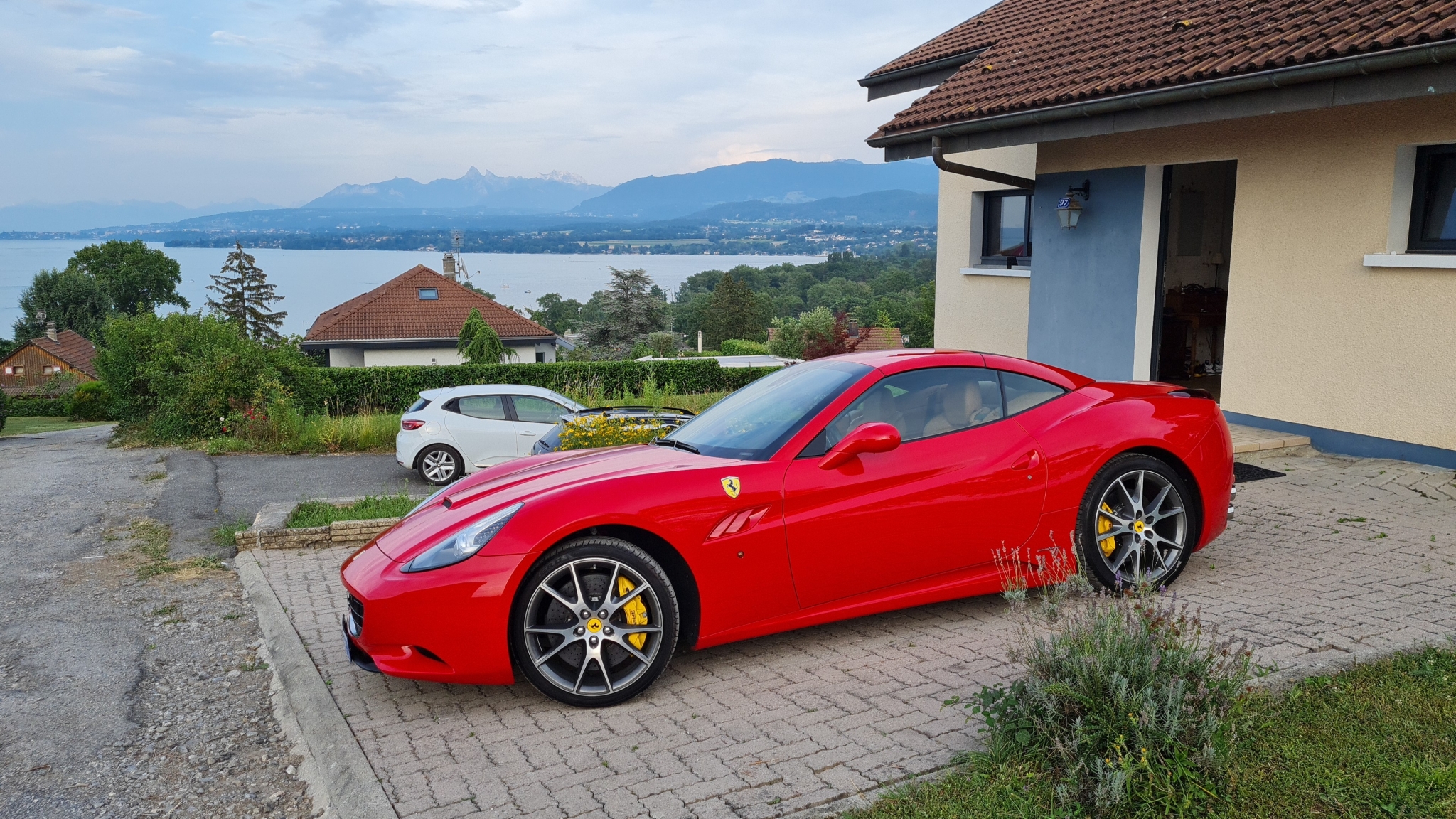 IMG-Ferrari California.jpeg