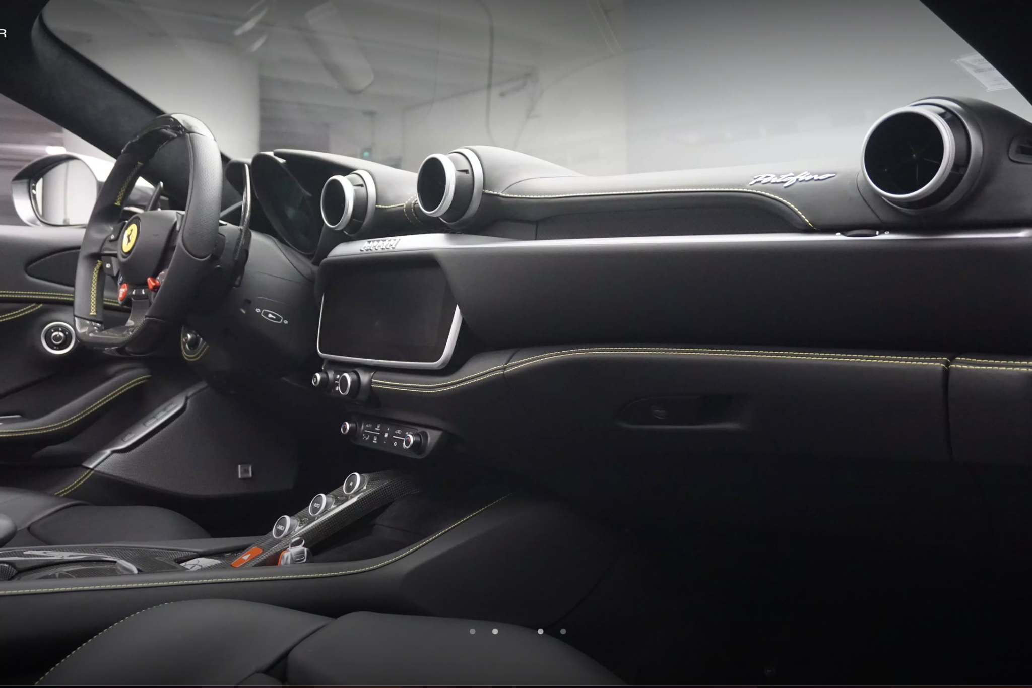 Ferrari Portofino vue intérieur avant volant tableau bord pont écran .png