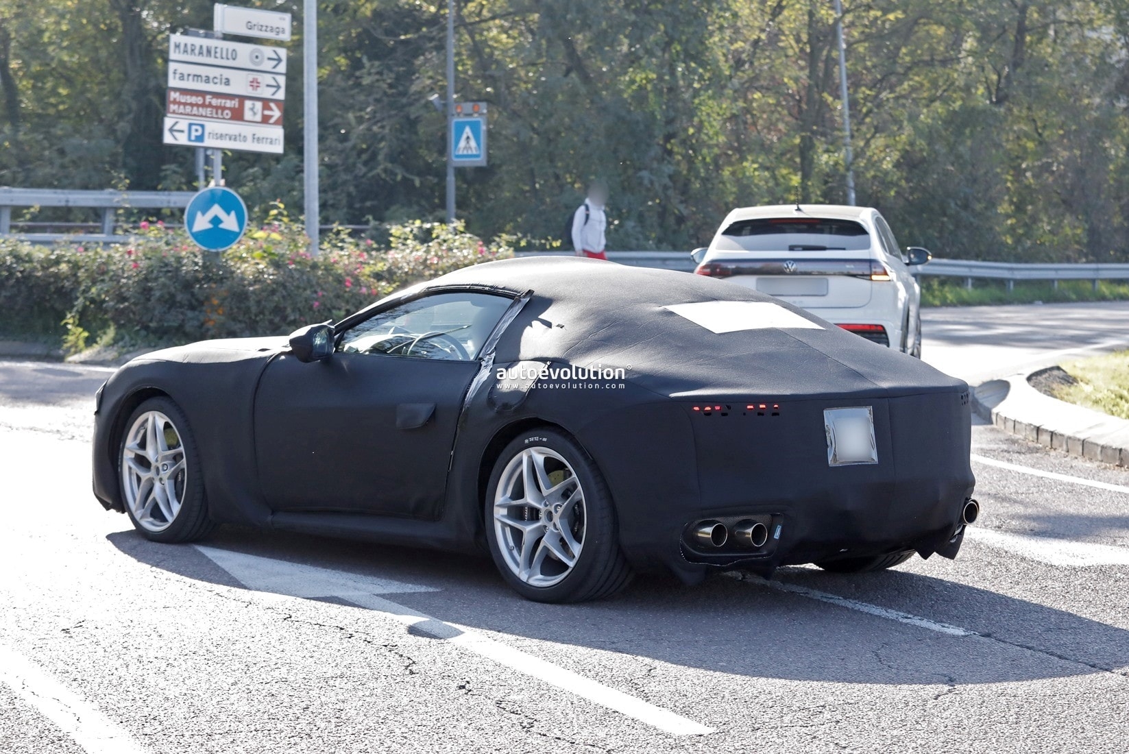 ferrari-s-2026-roma-replacement-spied-rocking-very-familiar-daytime-running-lights_11.jpg.c333fc208f9b78e0884f22e1462217fa.jpg