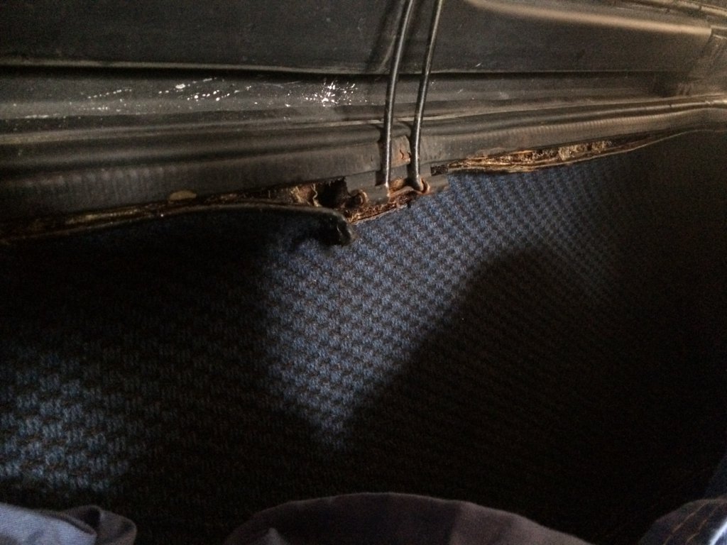 COFFRE ARRIERE SOUS MOQUETTE.jpg