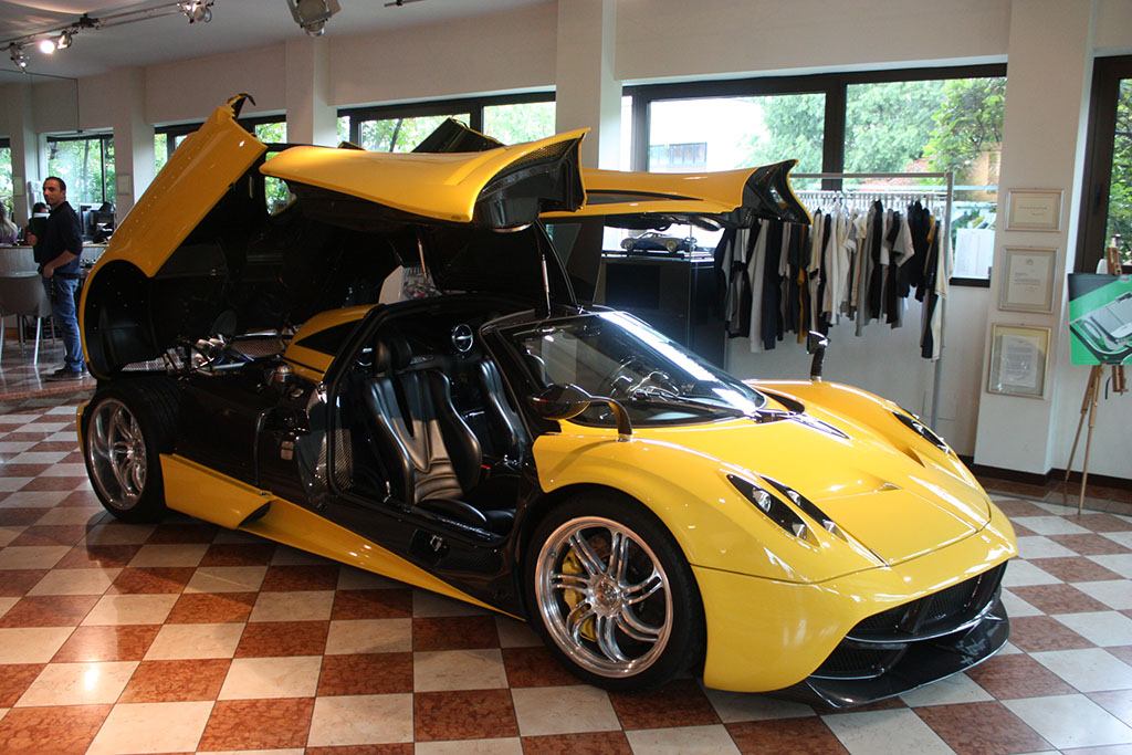 Pagani-Huyara-Giallo-Jaune.jpg