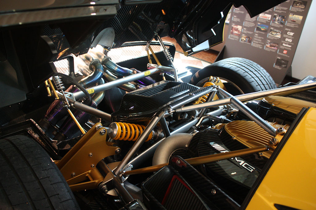 Pagani-Huyara-Giallo-motor.jpg