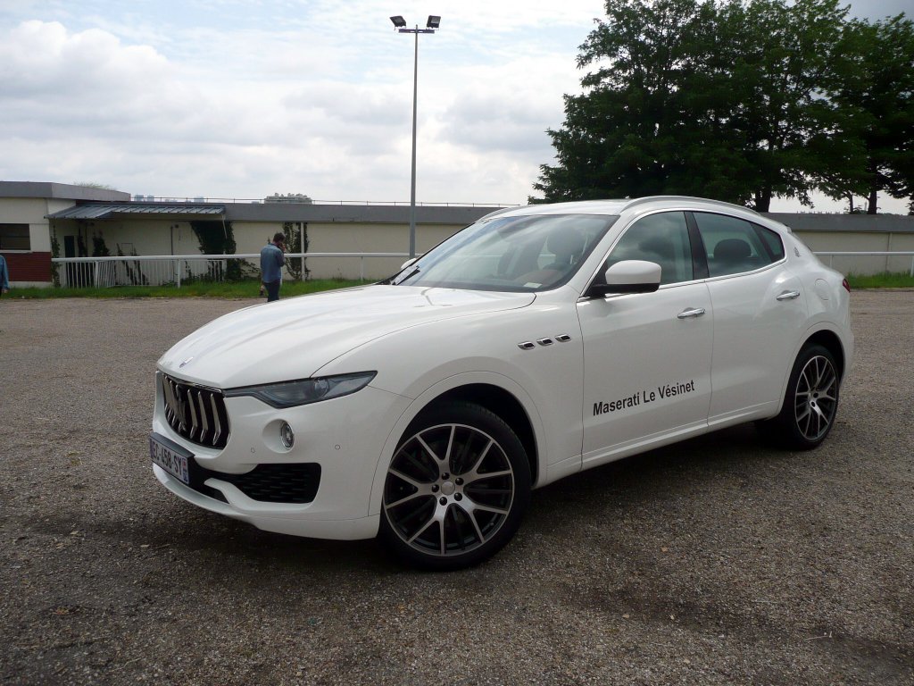 CARS & COFFEE JUIN 2016- 060-MASERATI LEVANTE-.jpg