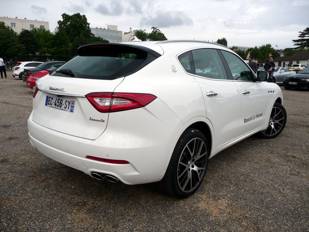 CARS & COFFEE JUIN 2016- 061-MASERATI LEVANTE-.jpg