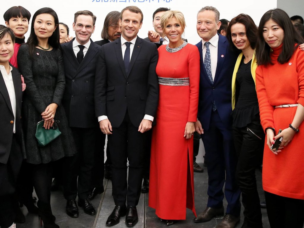 brigitte-macron-chine-elegante-dans-une-inhabituelle-longue-robe-rouge.thumb.jpeg.931cf324e415f746bafceed4cfac810d.jpeg