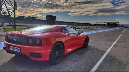 Cette Ferrari F40 miniature à moteur essence peut être conduite par un  enfant, voici son prix