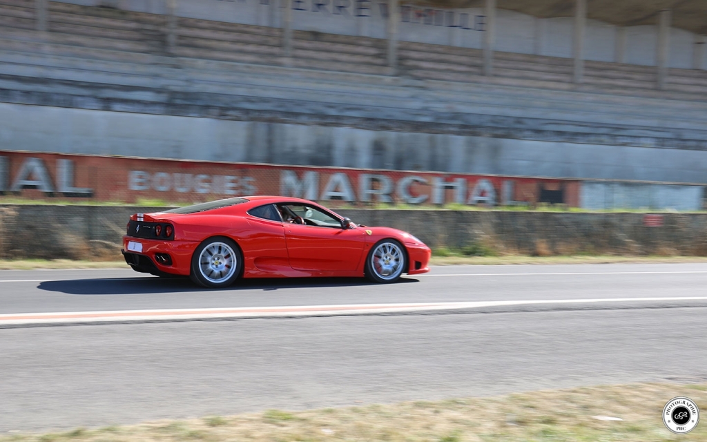 360-Modena-Stradale-stands.jpg