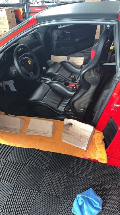 colle-seuil-porte-Ferrari-F355.jpeg