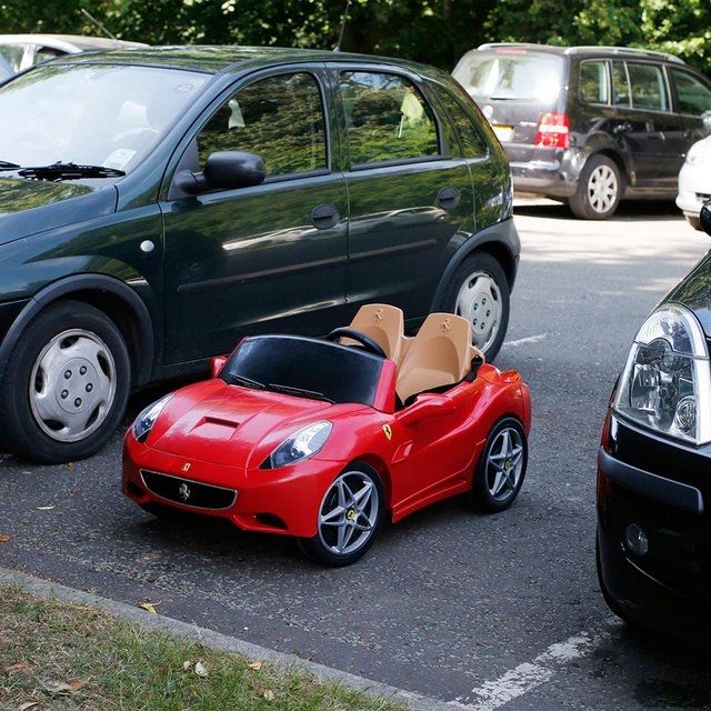 mini-battery-powered-ferrari-california.jpg.a08b5735da12194550228922ac727610.jpg