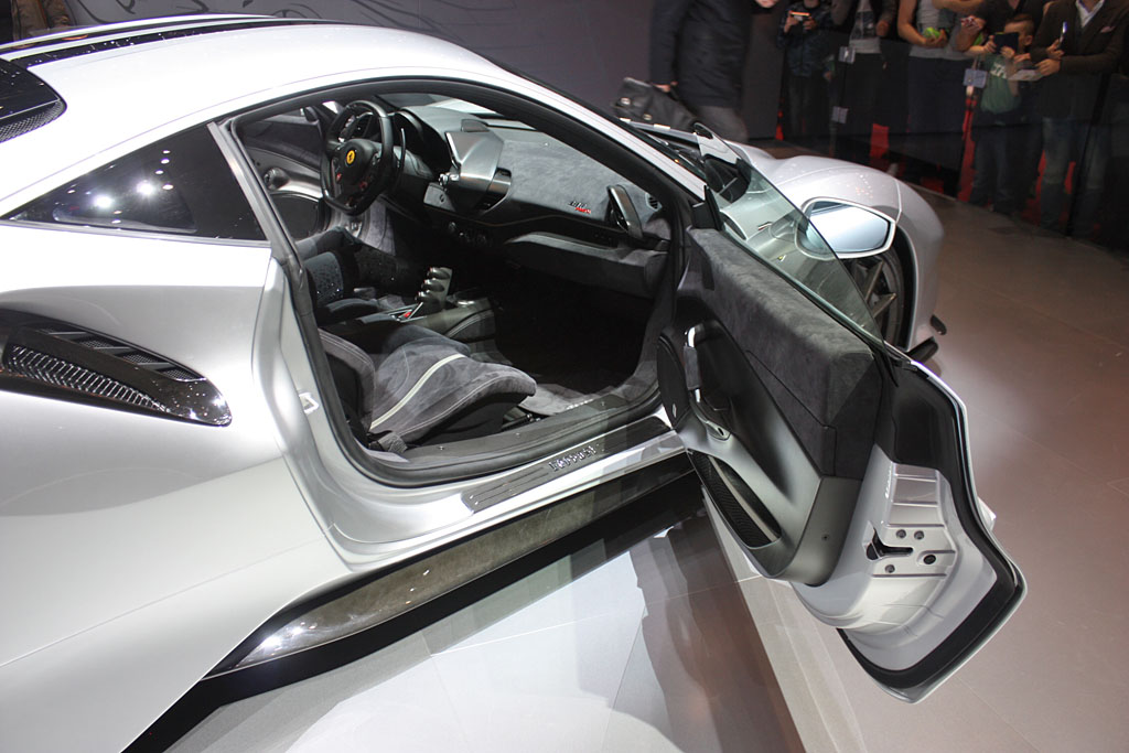 Ferrari-488-Pista-Grigio-Interior.jpg